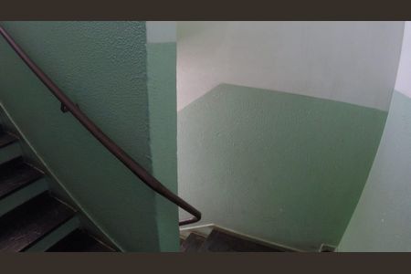 Apartamento à venda com 65m², 3 quartos e 1 vaga Apartamento à venda com 65m², 3 quartos e 1 vagaEscada