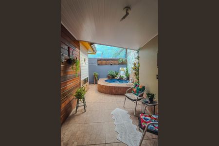 Casa à venda com 175m², 4 quartos e 5 vagas Casa à venda com 175m², 4 quartos e 5 vagasquintal/piscina