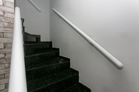 Casa de condomínio à venda com 70m², 2 quartos e 4 vagas Casa de condomínio à venda com 70m², 2 quartos e 4 vagasEscada