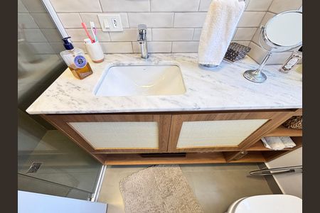 Apartamento à venda com 80m², 2 quartos e 1 vaga Apartamento à venda com 80m², 2 quartos e 1 vagaBanheiro da Suíte
