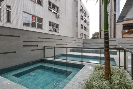 Apartamento à venda com 132m², 2 quartos e 2 vagas Apartamento à venda com 132m², 2 quartos e 2 vagasÁrea comum - Piscina