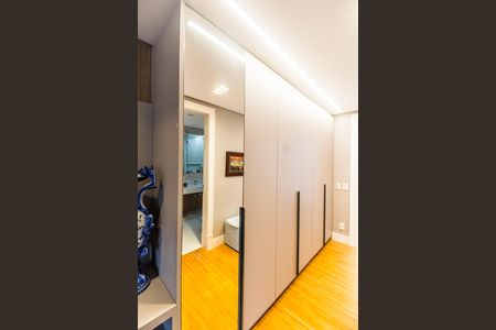 Casa de condomínio à venda com 1000m², 5 quartos e 7 vagas Casa de condomínio à venda com 1000m², 5 quartos e 7 vagasCloset da suíte