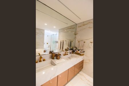 Casa de condomínio à venda com 1000m², 5 quartos e 7 vagas Casa de condomínio à venda com 1000m², 5 quartos e 7 vagasBanheiro da Suíte