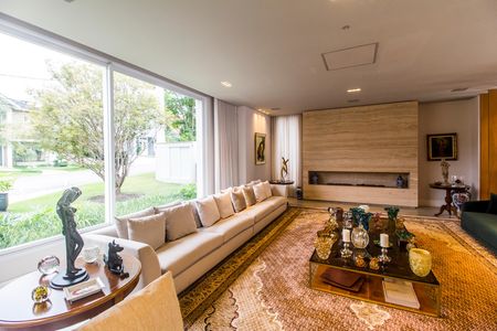 Casa de condomínio à venda com 1000m², 5 quartos e 7 vagas Casa de condomínio à venda com 1000m², 5 quartos e 7 vagasSala