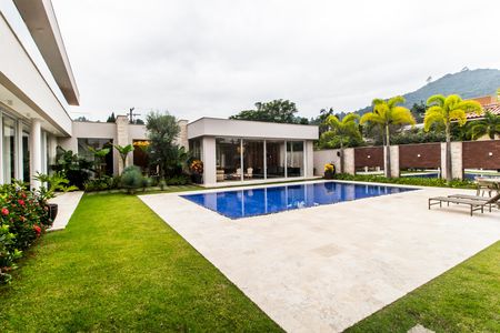 Casa de condomínio à venda com 1000m², 5 quartos e 7 vagas Casa de condomínio à venda com 1000m², 5 quartos e 7 vagasVista