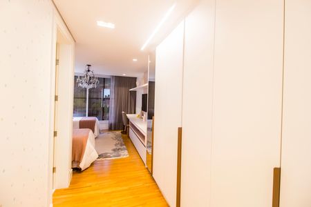 Casa de condomínio à venda com 1000m², 5 quartos e 7 vagas Casa de condomínio à venda com 1000m², 5 quartos e 7 vagasCloset da suíte