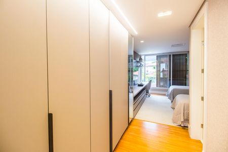 Casa de condomínio à venda com 1000m², 5 quartos e 7 vagas Casa de condomínio à venda com 1000m², 5 quartos e 7 vagasCloset da suíte