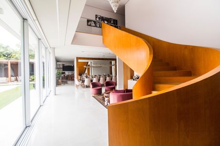 Casa de condomínio à venda com 1000m², 5 quartos e 7 vagas Casa de condomínio à venda com 1000m², 5 quartos e 7 vagasSala