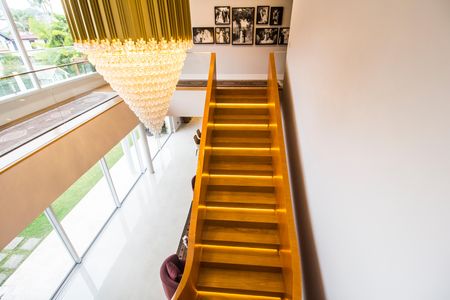 Casa de condomínio à venda com 1000m², 5 quartos e 7 vagas Casa de condomínio à venda com 1000m², 5 quartos e 7 vagasEscada