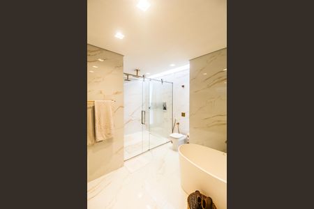 Casa de condomínio à venda com 1000m², 5 quartos e 7 vagas Casa de condomínio à venda com 1000m², 5 quartos e 7 vagasBanheiro da Suíte