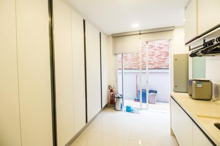 Casa de condomínio à venda com 1000m², 5 quartos e 7 vagas Casa de condomínio à venda com 1000m², 5 quartos e 7 vagasÁrea de Serviço