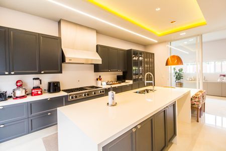 Casa de condomínio à venda com 1000m², 5 quartos e 7 vagas Casa de condomínio à venda com 1000m², 5 quartos e 7 vagasCozinha