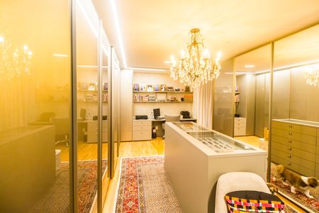 Casa de condomínio à venda com 1000m², 5 quartos e 7 vagas Casa de condomínio à venda com 1000m², 5 quartos e 7 vagasCloset da suíte