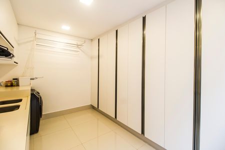 Casa de condomínio à venda com 1000m², 5 quartos e 7 vagas Casa de condomínio à venda com 1000m², 5 quartos e 7 vagasÁrea de Serviço