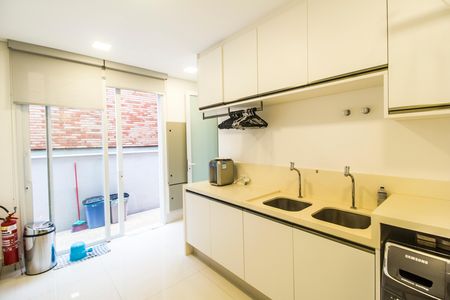 Casa de condomínio à venda com 1000m², 5 quartos e 7 vagas Casa de condomínio à venda com 1000m², 5 quartos e 7 vagasÁrea de Serviço