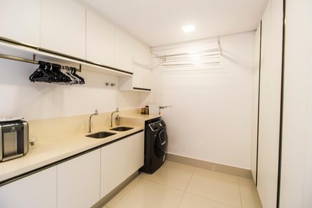 Casa de condomínio à venda com 1000m², 5 quartos e 7 vagas Casa de condomínio à venda com 1000m², 5 quartos e 7 vagasÁrea de Serviço