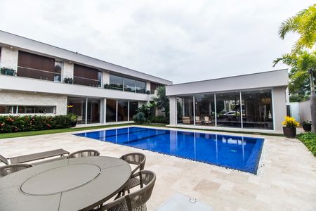 Casa de condomínio à venda com 1000m², 5 quartos e 7 vagas Casa de condomínio à venda com 1000m², 5 quartos e 7 vagasPiscina