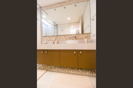 Casa de condomínio à venda com 1000m², 5 quartos e 7 vagas Casa de condomínio à venda com 1000m², 5 quartos e 7 vagasBanheiro da Suíte