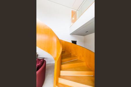 Casa de condomínio à venda com 1000m², 5 quartos e 7 vagas Casa de condomínio à venda com 1000m², 5 quartos e 7 vagasEscada