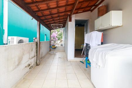 Casa à venda com 216m², 3 quartos e 5 vagas Casa à venda com 216m², 3 quartos e 5 vagasQuarto 2 - Sacada