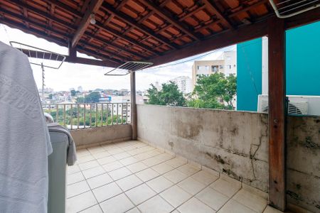 Casa à venda com 216m², 3 quartos e 5 vagas Casa à venda com 216m², 3 quartos e 5 vagasQuarto 2 - Sacada