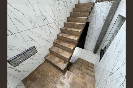 Casa para alugar com 100m², 2 quartos e sem vaga Casa para alugar com 100m², 2 quartos e sem vagaEscada