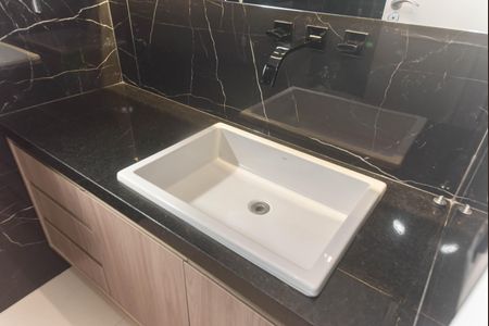 Apartamento à venda com 190m², 2 quartos e 3 vagas Apartamento à venda com 190m², 2 quartos e 3 vagasBanheiro da Suíte 2