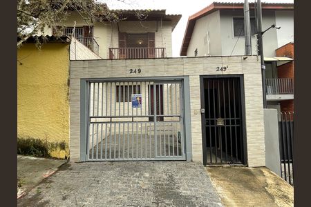 Casa para alugar com 110m², 2 quartos e 1 vaga Casa para alugar com 110m², 2 quartos e 1 vagaFachada com plaquinha EULM-1541