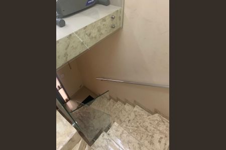 Casa de condomínio para alugar com 110m², 2 quartos e 1 vaga Casa de condomínio para alugar com 110m², 2 quartos e 1 vagaEscada