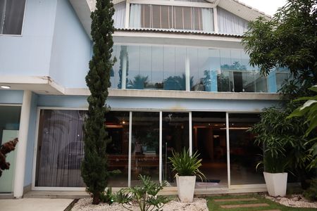 Casa de condomínio para alugar com 525m², 3 quartos e 6 vagasfachada