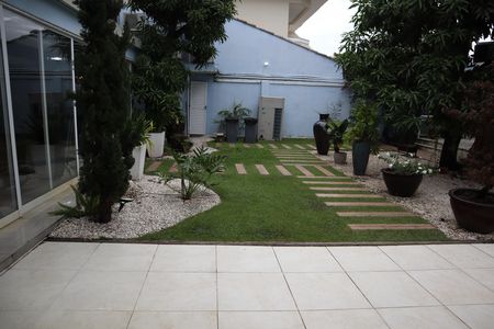 Casa de condomínio para alugar com 525m², 3 quartos e 6 vagasquintal