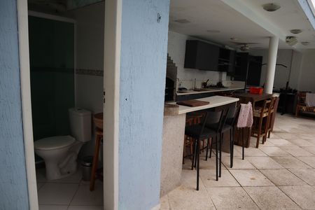 Casa de condomínio para alugar com 525m², 3 quartos e 6 vagascharrasqueira