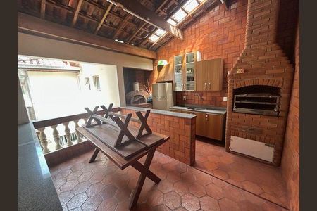 Casa à venda com 4 quartos, 150m² em Jardim São Jorge, São Paulo