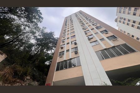 Apartamento à venda com 55m², 2 quartos e 1 vaga Apartamento à venda com 55m², 2 quartos e 1 vagaFachada do bloco