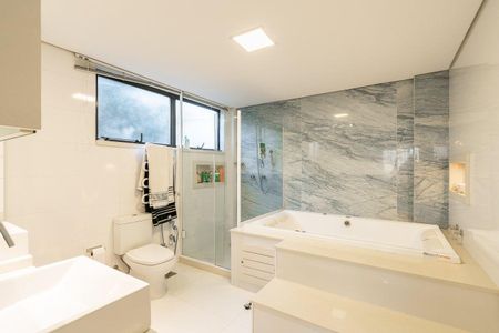 Apartamento à venda com 211m², 3 quartos e 2 vagas Apartamento à venda com 211m², 3 quartos e 2 vagasBanheiro 2