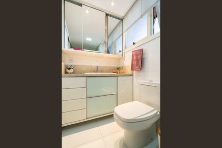Apartamento à venda com 211m², 3 quartos e 2 vagas Apartamento à venda com 211m², 3 quartos e 2 vagasBanheiro 1