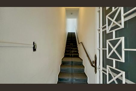 Casa para alugar com 300m², 3 quartos e 6 vagasEscada
