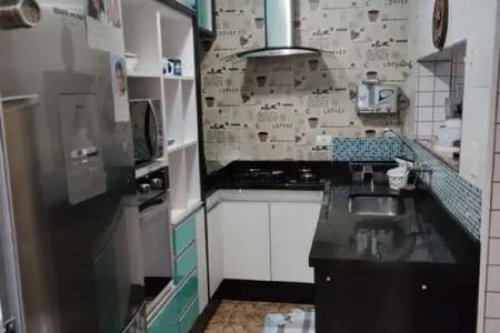 Casa à venda com 92m², 3 quartos e 2 vagas Casa à venda com 92m², 3 quartos e 2 vagasCozinha com geladeira, fogão e churrasqueira, com móveis brancos e azuis, e piso de azulejos.