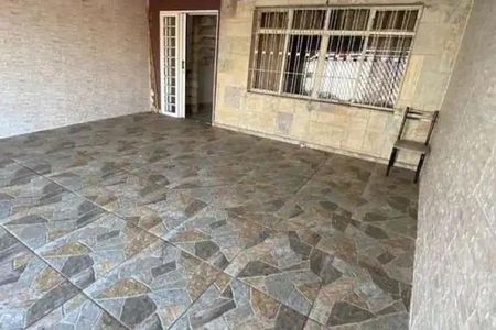 Casa à venda com 92m², 3 quartos e 2 vagas Casa à venda com 92m², 3 quartos e 2 vagasPátio com piso de pedra e janela com grades, sem móveis ou decoração.