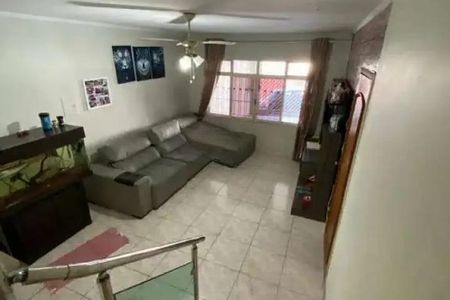 Casa à venda com 92m², 3 quartos e 2 vagas Casa à venda com 92m², 3 quartos e 2 vagasSala de estar com sofá, mesa e quadro de fotos, iluminada por luz natural e artificial.