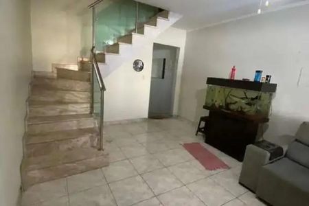 Casa à venda com 92m², 3 quartos e 2 vagas Casa à venda com 92m², 3 quartos e 2 vagasEscada com corrimão de metal e vidro, com piso de porcelanato e paredes brancas.