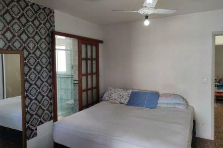 Casa à venda com 92m², 3 quartos e 2 vagas Casa à venda com 92m², 3 quartos e 2 vagasCama simples com colchão branco e travesseiros coloridos, com porta de vidro e madeira ao fundo.