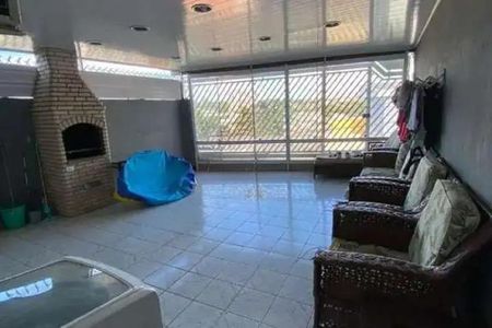 Casa à venda com 92m², 3 quartos e 2 vagas Casa à venda com 92m², 3 quartos e 2 vagasSala de estar com churrasqueira e janela grande, com móveis de madeira e piso de azulejo.