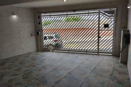 Casa à venda com 92m², 3 quartos e 2 vagas Casa à venda com 92m², 3 quartos e 2 vagasPorta de entrada com grade de segurança e moto na frente, vista para rua.