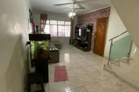 Casa à venda com 92m², 3 quartos e 2 vagas Casa à venda com 92m², 3 quartos e 2 vagasPiscina em casa com aquário e TV na sala.