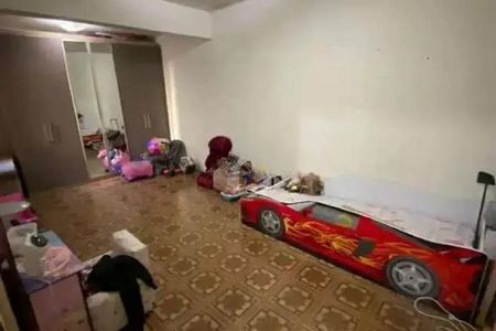 Casa à venda com 92m², 3 quartos e 2 vagas Casa à venda com 92m², 3 quartos e 2 vagasQuarto com cama de madeira e decoração infantil, com móveis de madeira e carpete no chão.
