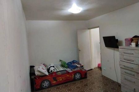 Casa à venda com 92m², 3 quartos e 2 vagas Casa à venda com 92m², 3 quartos e 2 vagasCama infantil com decoração de carro vermelho e branco, com travesseiro e cobertor branco, almofadas e brinquedos.