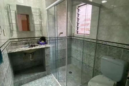 Casa à venda com 92m², 3 quartos e 2 vagas Casa à venda com 92m², 3 quartos e 2 vagasBanheiro com piso de porcelanato, pia de granito e chuveiro de vidro.