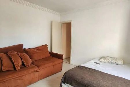 Casa à venda com 200m², 7 quartos e 3 vagas Casa à venda com 200m², 7 quartos e 3 vagasCama simples com colchão branco e cobertor marrom, sofá de cor marrom e piso de porcelanato.
