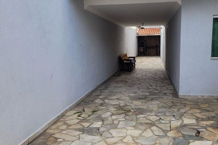 Casa à venda com 200m², 7 quartos e 3 vagas Casa à venda com 200m², 7 quartos e 3 vagasPátio com piso de pedra e mobília simples, com vista para a rua.